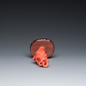 A Chinese red coral figure of a standing lady, 19/20th C. — photo 5