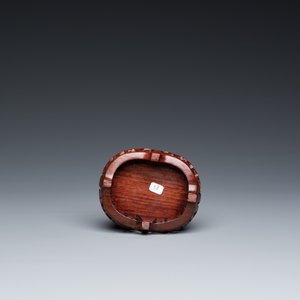 A Chinese red coral figure of a standing lady, 19/20th C. — photo 6