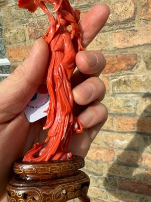 A Chinese red coral figure of a standing lady holding a flower, 19/20th C. — 照片 5