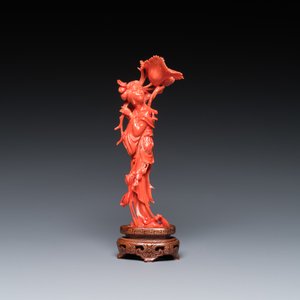 A Chinese red coral figure of a standing lady holding a flower, 19/20th C. — 照片 2
