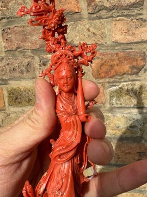 A Chinese red coral figure of a standing lady holding a vase, 19/20th C. — 照片 2