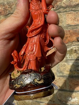 A Chinese red coral figure of a standing lady holding a vase, 19/20th C. — 照片 4