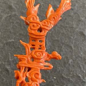 A Chinese red coral figure of a standing lady holding a vase, 19/20th C. — 照片 11