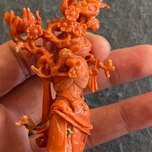 A Chinese red coral figure of a standing lady holding a vase, 19/20th C. — 照片 12