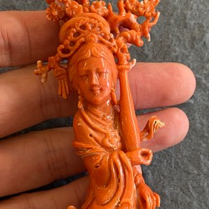 A Chinese red coral figure of a standing lady holding a vase, 19/20th C. — 照片 8