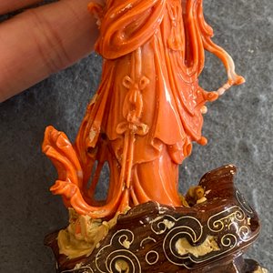 A Chinese red coral figure of a standing lady holding a vase, 19/20th C. — 照片 10