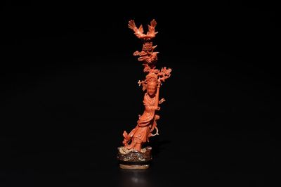 A Chinese red coral figure of a standing lady holding a vase, 19/20th C.