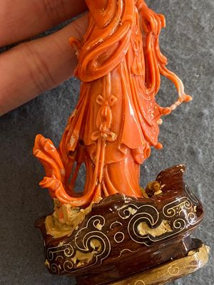 A Chinese red coral figure of a standing lady holding a vase, 19/20th C. — photo 4