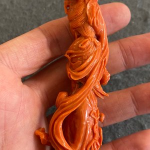 A Chinese red coral figure of a standing lady with a flower basket, 19/20th C. — 照片 12