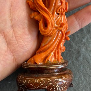 A Chinese red coral figure of a standing lady with a flower basket, 19/20th C. — 照片 13
