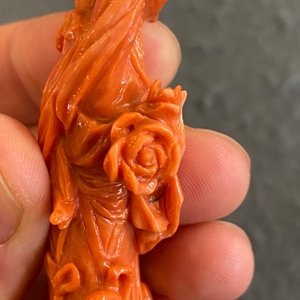 A Chinese red coral figure of a standing lady with a flower basket, 19/20th C. — 照片 16