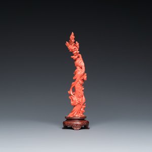 A Chinese red coral figure of a standing lady with a flower basket, 19/20th C. — 照片 3