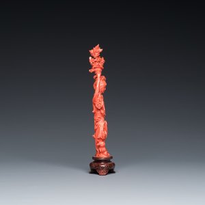 A Chinese red coral figure of a standing lady with a flower basket, 19/20th C. — 照片 4