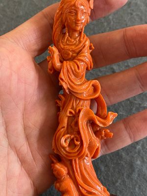 A Chinese red coral figure of a standing lady with a flower basket, 19/20th C. — 照片 3