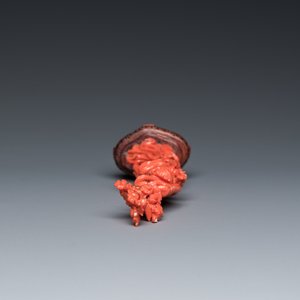 A Chinese red coral figure of a standing lady with a flower basket, 19/20th C. — 照片 5