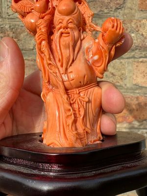 A Chinese red coral figure of Shoulao on wooden stand, 19/20th C. — photo 4