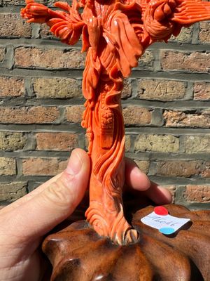 A Chinese red coral figure of Xiwangmu on wooden stand, 19/20th C. — 照片 3