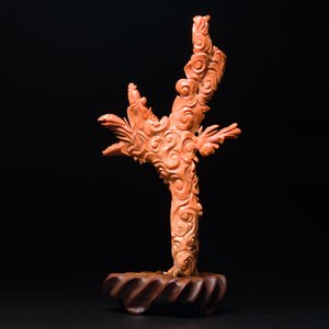 A Chinese red coral figure of Xiwangmu on wooden stand, 19/20th C. — 照片 3