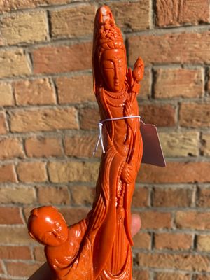 A Chinese red coral group of a standing Guanyin with a boy on a lotus flower, 19/20th C. — 照片 12