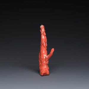 A Chinese red coral group of a standing prince on a dragon, 19/20th C. — 照片 5