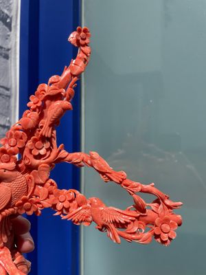 A Chinese red coral group of birds among flowering branches, 19/20th C. — foto 4