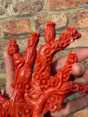 A Chinese red coral group of ladies with playing children on wooden stand, 19/20th C. — 照片 8