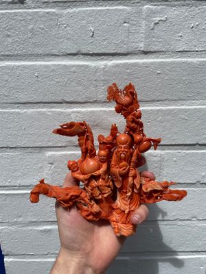 A Chinese red coral group of Shoulao with two boys holding a peach, inscribed 'Shou Bi Nan Shan 壽比南山', 19/20th C. — photo 1