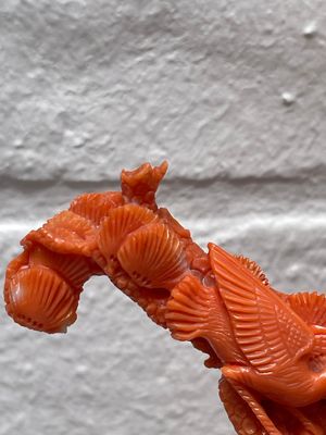 A Chinese red coral group of Shoulao with two boys holding a peach, inscribed 'Shou Bi Nan Shan 壽比南山', 19/20th C. — photo 12