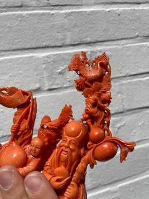 A Chinese red coral group of Shoulao with two boys holding a peach, inscribed 'Shou Bi Nan Shan 壽比南山', 19/20th C. — photo 16