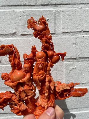 A Chinese red coral group of Shoulao with two boys holding a peach, inscribed 'Shou Bi Nan Shan 壽比南山', 19/20th C. — photo 19