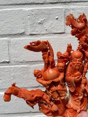 A Chinese red coral group of Shoulao with two boys holding a peach, inscribed 'Shou Bi Nan Shan 壽比南山', 19/20th C. — photo 20