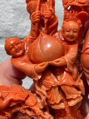 A Chinese red coral group of Shoulao with two boys holding a peach, inscribed 'Shou Bi Nan Shan 壽比南山', 19/20th C. — photo 2