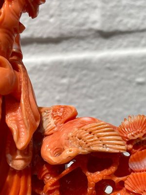 A Chinese red coral group of Shoulao with two boys holding a peach, inscribed 'Shou Bi Nan Shan 壽比南山', 19/20th C. — photo 22