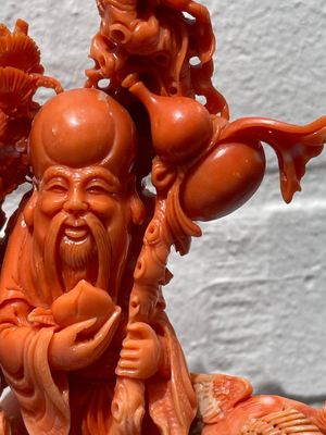 A Chinese red coral group of Shoulao with two boys holding a peach, inscribed 'Shou Bi Nan Shan 壽比南山', 19/20th C. — photo 25