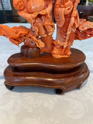 A Chinese red coral group of Shoulao with two boys holding a peach, inscribed 'Shou Bi Nan Shan 壽比南山', 19/20th C. — photo 26
