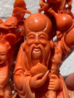 A Chinese red coral group of Shoulao with two boys holding a peach, inscribed 'Shou Bi Nan Shan 壽比南山', 19/20th C. — photo 3