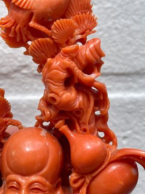 A Chinese red coral group of Shoulao with two boys holding a peach, inscribed 'Shou Bi Nan Shan 壽比南山', 19/20th C. — photo 4
