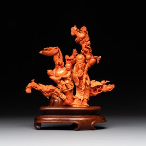 A Chinese red coral group of Shoulao with two boys holding a peach, inscribed 'Shou Bi Nan Shan 壽比南山', 19/20th C. — photo 1