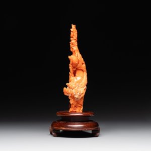A Chinese red coral group of Shoulao with two boys holding a peach, inscribed 'Shou Bi Nan Shan 壽比南山', 19/20th C. — photo 2