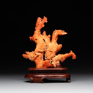 A Chinese red coral group of Shoulao with two boys holding a peach, inscribed 'Shou Bi Nan Shan 壽比南山', 19/20th C. — photo 3