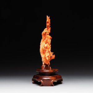 A Chinese red coral group of Shoulao with two boys holding a peach, inscribed 'Shou Bi Nan Shan 壽比南山', 19/20th C. — photo 4