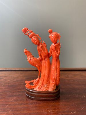 A Chinese red coral group of two ladies and a phoenix, 19/20th C. — photo 1