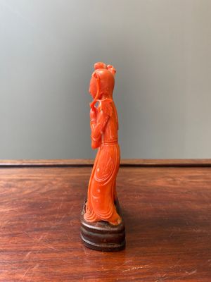 A Chinese red coral group of two ladies and a phoenix, 19/20th C. — photo 2