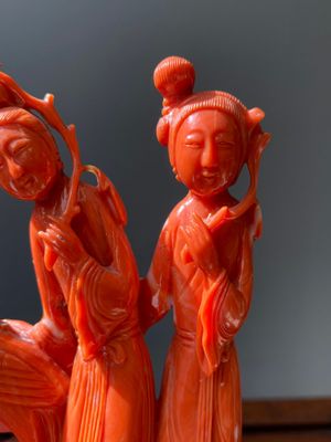 A Chinese red coral group of two ladies and a phoenix, 19/20th C. — photo 5