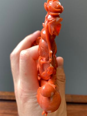 A Chinese red coral group of two ladies and a phoenix, 19/20th C. — photo 10