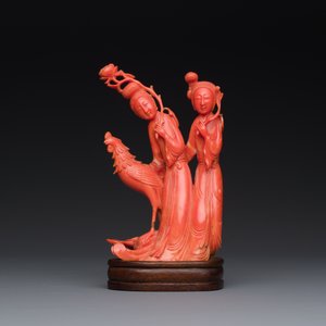 A Chinese red coral group of two ladies and a phoenix, 19/20th C. — photo 2