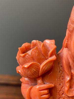 A Chinese red coral group of two standing ladies with lotus flowers, 19/20th C. — photo 16