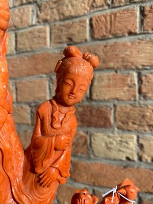 A Chinese red coral group of two standing ladies with lotus flowers, 19/20th C. — photo 20