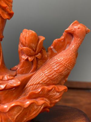A Chinese red coral group of two standing ladies with lotus flowers, 19/20th C. — photo 7