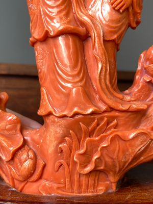 A Chinese red coral group of two standing ladies with lotus flowers, 19/20th C. — photo 8